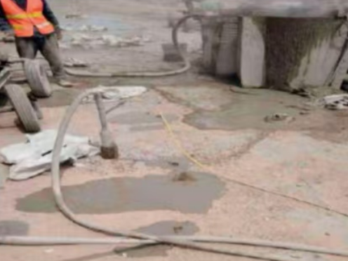 德钦水泥混凝土路面板底注浆技术 路面脱空注浆整治方案
