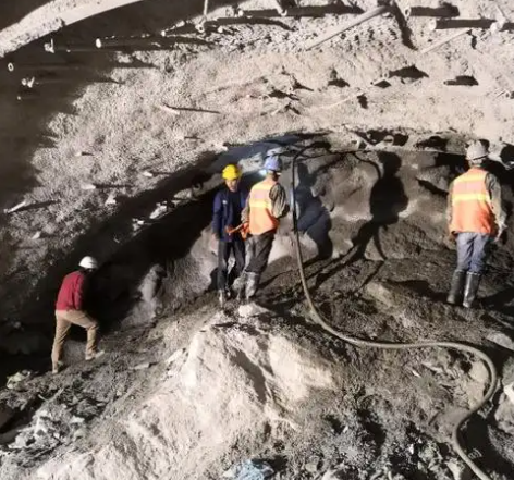 德钦拱顶带模注浆料的施工流程及注意事项